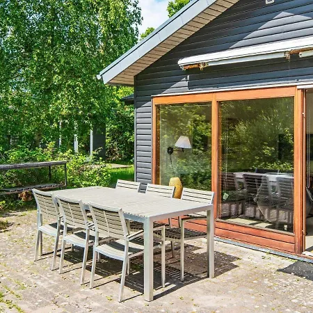 Two-bedroom Holiday In 25