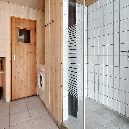 Two-bedroom Holiday In 25 *